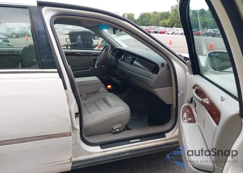 2001 Lincoln Town Car Signature from USA, damaged, VIN 1LNHM82W41Y689143